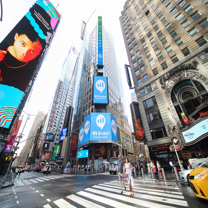 WS Broker登陆纽约时代广场大屏汤森路透屏